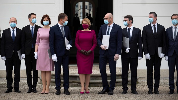 President Zuzana Caputova van Slowakije gebruikt het mondkapje als fashion item. Het mondkapje: de nieuwe stropdas